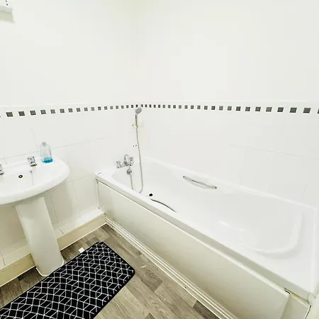 Spacious 2-Bedroom Haven With Modern Amenities In Bradley Stoke Bristol Exterior photo